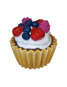 Ciastko z bitą śmietaną i owocami